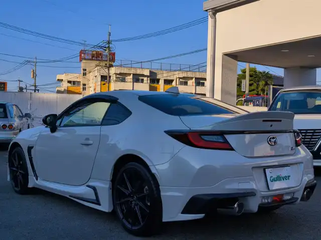 トヨタ ＧＲ８６ RZ 熊本県 2022(令4)年 0.2万km クリスタルホワイトパール GRフロントスポイラー/GRサイドスカート/GRリヤバンパースポイラー/GRカナード/GRエアロスタビライジングカバー/GR専用ステアリング/GR専用フロアマット/純正18インチAW/クルーズコントロール/前席シートヒーター/オートLEDヘッドライト/フォグ/ETC/ヘッドライトレベライザー/電格式ミラー/充電用USB端子/室内灯LED/ドアバイザー/プッシュスタート/スマートキー/スペアキー×1/保証書/取扱説明書