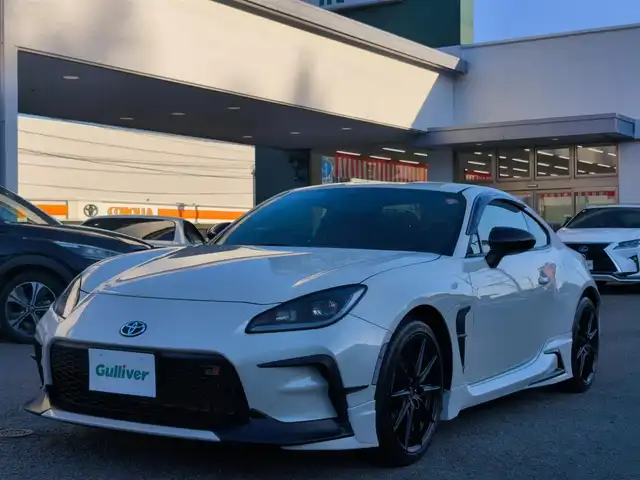 トヨタ ＧＲ８６ RZ 熊本県 2022(令4)年 0.2万km クリスタルホワイトパール GRフロントスポイラー/GRサイドスカート/GRリヤバンパースポイラー/GRカナード/GRエアロスタビライジングカバー/GR専用ステアリング/GR専用フロアマット/純正18インチAW/クルーズコントロール/前席シートヒーター/オートLEDヘッドライト/フォグ/ETC/ヘッドライトレベライザー/電格式ミラー/充電用USB端子/室内灯LED/ドアバイザー/プッシュスタート/スマートキー/スペアキー×1/保証書/取扱説明書