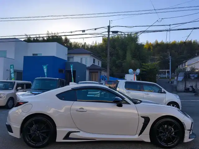 トヨタ ＧＲ８６ RZ 熊本県 2022(令4)年 0.2万km クリスタルホワイトパール GRフロントスポイラー/GRサイドスカート/GRリヤバンパースポイラー/GRカナード/GRエアロスタビライジングカバー/GR専用ステアリング/GR専用フロアマット/純正18インチAW/クルーズコントロール/前席シートヒーター/オートLEDヘッドライト/フォグ/ETC/ヘッドライトレベライザー/電格式ミラー/充電用USB端子/室内灯LED/ドアバイザー/プッシュスタート/スマートキー/スペアキー×1/保証書/取扱説明書