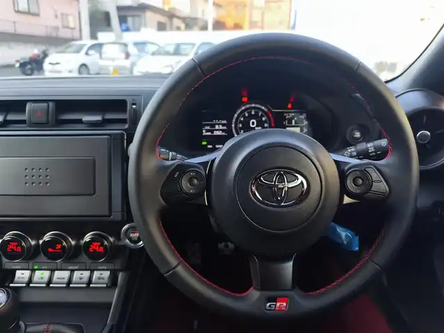 トヨタ ＧＲ８６ RZ 熊本県 2022(令4)年 0.2万km クリスタルホワイトパール GRフロントスポイラー/GRサイドスカート/GRリヤバンパースポイラー/GRカナード/GRエアロスタビライジングカバー/GR専用ステアリング/GR専用フロアマット/純正18インチAW/クルーズコントロール/前席シートヒーター/オートLEDヘッドライト/フォグ/ETC/ヘッドライトレベライザー/電格式ミラー/充電用USB端子/室内灯LED/ドアバイザー/プッシュスタート/スマートキー/スペアキー×1/保証書/取扱説明書