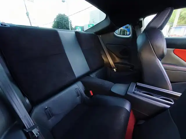 トヨタ ＧＲ８６ RZ 熊本県 2022(令4)年 0.2万km クリスタルホワイトパール GRフロントスポイラー/GRサイドスカート/GRリヤバンパースポイラー/GRカナード/GRエアロスタビライジングカバー/GR専用ステアリング/GR専用フロアマット/純正18インチAW/クルーズコントロール/前席シートヒーター/オートLEDヘッドライト/フォグ/ETC/ヘッドライトレベライザー/電格式ミラー/充電用USB端子/室内灯LED/ドアバイザー/プッシュスタート/スマートキー/スペアキー×1/保証書/取扱説明書