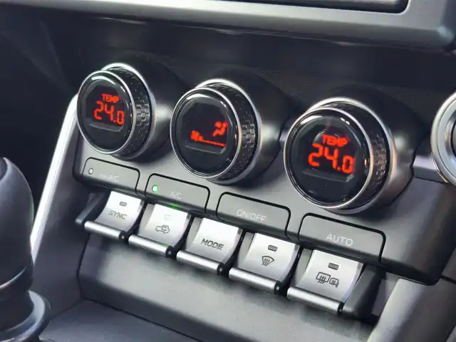 トヨタ ＧＲ８６ RZ 熊本県 2022(令4)年 0.2万km クリスタルホワイトパール GRフロントスポイラー/GRサイドスカート/GRリヤバンパースポイラー/GRカナード/GRエアロスタビライジングカバー/GR専用ステアリング/GR専用フロアマット/純正18インチAW/クルーズコントロール/前席シートヒーター/オートLEDヘッドライト/フォグ/ETC/ヘッドライトレベライザー/電格式ミラー/充電用USB端子/室内灯LED/ドアバイザー/プッシュスタート/スマートキー/スペアキー×1/保証書/取扱説明書