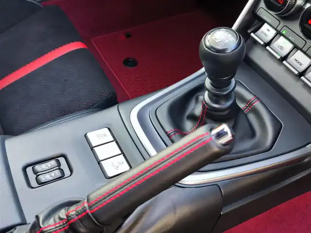 トヨタ ＧＲ８６ RZ 熊本県 2022(令4)年 0.2万km クリスタルホワイトパール GRフロントスポイラー/GRサイドスカート/GRリヤバンパースポイラー/GRカナード/GRエアロスタビライジングカバー/GR専用ステアリング/GR専用フロアマット/純正18インチAW/クルーズコントロール/前席シートヒーター/オートLEDヘッドライト/フォグ/ETC/ヘッドライトレベライザー/電格式ミラー/充電用USB端子/室内灯LED/ドアバイザー/プッシュスタート/スマートキー/スペアキー×1/保証書/取扱説明書