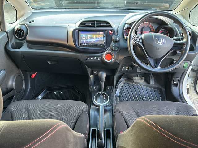 ホンダ フィット シーズ ファインスタイル 福島県 2013(平25)年 8.5万km プレミアムホワイトパール 純正ナビ　バックＣ　ＴＶ　ＢＴ　ビルトインＥＴＣ　ＨＩＤヘッドライト　オートライト　ＥＣＯＮ　社外ドラレコ　スマートキー　前席シートヒーター　社外１４インチ冬タイヤ付ＡＷ装着　盗難防止装置　ＡＣＣ