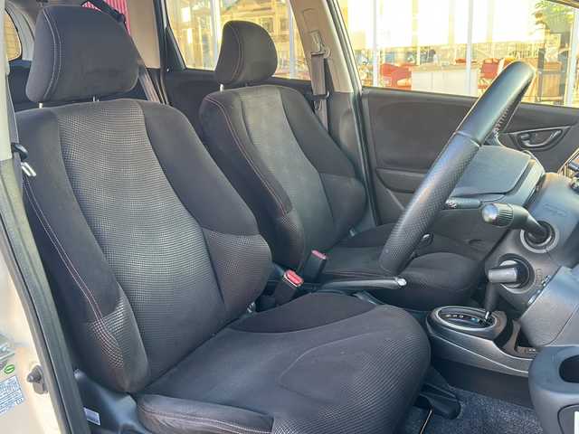 ホンダ フィット シーズ ファインスタイル 福島県 2013(平25)年 8.5万km プレミアムホワイトパール 純正ナビ　バックＣ　ＴＶ　ＢＴ　ビルトインＥＴＣ　ＨＩＤヘッドライト　オートライト　ＥＣＯＮ　社外ドラレコ　スマートキー　前席シートヒーター　社外１４インチ冬タイヤ付ＡＷ装着　盗難防止装置　ＡＣＣ