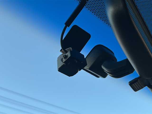 ホンダ フィット シーズ ファインスタイル 福島県 2013(平25)年 8.5万km プレミアムホワイトパール 純正ナビ　バックＣ　ＴＶ　ＢＴ　ビルトインＥＴＣ　ＨＩＤヘッドライト　オートライト　ＥＣＯＮ　社外ドラレコ　スマートキー　前席シートヒーター　社外１４インチ冬タイヤ付ＡＷ装着　盗難防止装置　ＡＣＣ