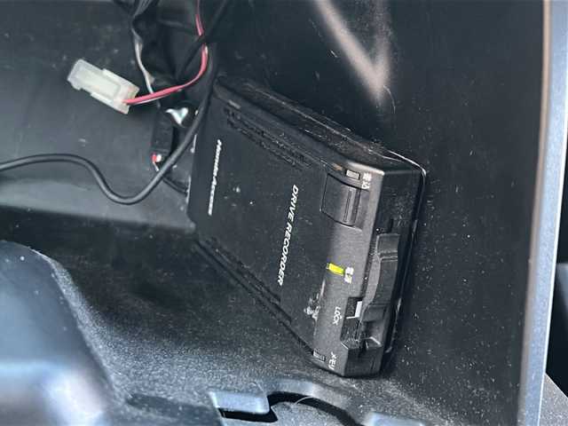 ホンダ フィット シーズ ファインスタイル 福島県 2013(平25)年 8.5万km プレミアムホワイトパール 純正ナビ　バックＣ　ＴＶ　ＢＴ　ビルトインＥＴＣ　ＨＩＤヘッドライト　オートライト　ＥＣＯＮ　社外ドラレコ　スマートキー　前席シートヒーター　社外１４インチ冬タイヤ付ＡＷ装着　盗難防止装置　ＡＣＣ