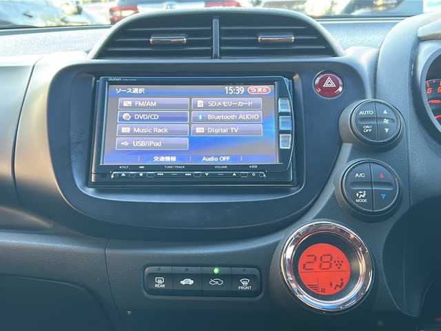 ホンダ フィット シーズ ファインスタイル 福島県 2013(平25)年 8.5万km プレミアムホワイトパール 純正ナビ　バックＣ　ＴＶ　ＢＴ　ビルトインＥＴＣ　ＨＩＤヘッドライト　オートライト　ＥＣＯＮ　社外ドラレコ　スマートキー　前席シートヒーター　社外１４インチ冬タイヤ付ＡＷ装着　盗難防止装置　ＡＣＣ