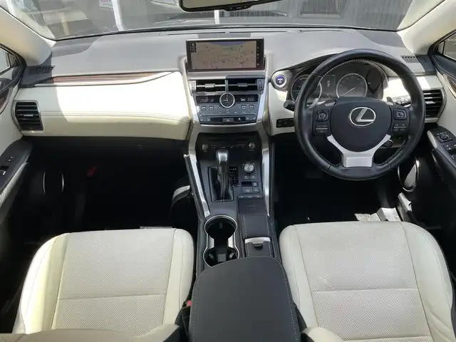 レクサス ＮＸ 300h バージョンL 福岡県 2019(令1)年 4.4万km マーキュリーグレーマイカ サンルーフ　/Lexussafetysense/レーダークルーズコントロール/レーンキープアシスト/ブラインドスポットモニター/ヘッドアップディスプレイ/ハンドルヒーター/三眼ＬＥＤへっどらいと/白革シート/前席エアシート/全席シートヒーター/純正ナビ　/全方位カメラ/フルセグTV/Bluetooth/ヘッドアップディスプレイ/パワーバックドア/純正18インチアルミホイール/ETC2.0/取扱説明書/保証書/エンジンスターターキー/カードキー/スペアキー×1