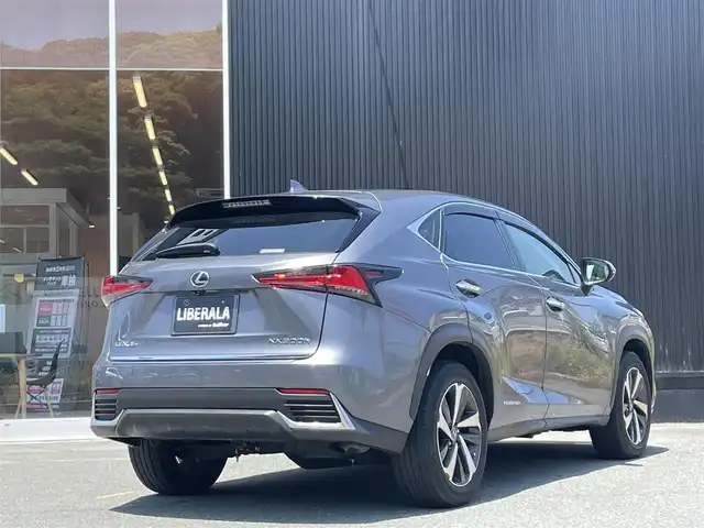 レクサス ＮＸ 300h バージョンL 福岡県 2019(令1)年 4.4万km マーキュリーグレーマイカ サンルーフ　/Lexussafetysense/レーダークルーズコントロール/レーンキープアシスト/ブラインドスポットモニター/ヘッドアップディスプレイ/ハンドルヒーター/三眼ＬＥＤへっどらいと/白革シート/前席エアシート/全席シートヒーター/純正ナビ　/全方位カメラ/フルセグTV/Bluetooth/ヘッドアップディスプレイ/パワーバックドア/純正18インチアルミホイール/ETC2.0/取扱説明書/保証書/エンジンスターターキー/カードキー/スペアキー×1
