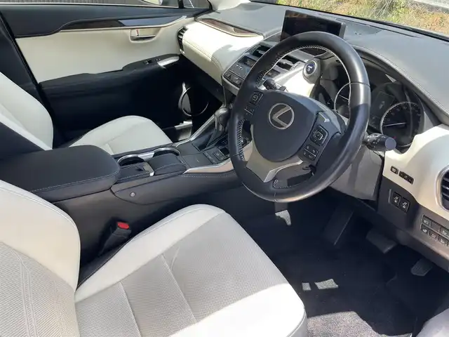 レクサス ＮＸ 300h バージョンL 福岡県 2019(令1)年 4.4万km マーキュリーグレーマイカ サンルーフ　/Lexussafetysense/レーダークルーズコントロール/レーンキープアシスト/ブラインドスポットモニター/ヘッドアップディスプレイ/ハンドルヒーター/三眼ＬＥＤへっどらいと/白革シート/前席エアシート/全席シートヒーター/純正ナビ　/全方位カメラ/フルセグTV/Bluetooth/ヘッドアップディスプレイ/パワーバックドア/純正18インチアルミホイール/ETC2.0/取扱説明書/保証書/エンジンスターターキー/カードキー/スペアキー×1