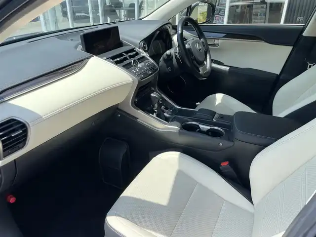 レクサス ＮＸ 300h バージョンL 福岡県 2019(令1)年 4.4万km マーキュリーグレーマイカ サンルーフ　/Lexussafetysense/レーダークルーズコントロール/レーンキープアシスト/ブラインドスポットモニター/ヘッドアップディスプレイ/ハンドルヒーター/三眼ＬＥＤへっどらいと/白革シート/前席エアシート/全席シートヒーター/純正ナビ　/全方位カメラ/フルセグTV/Bluetooth/ヘッドアップディスプレイ/パワーバックドア/純正18インチアルミホイール/ETC2.0/取扱説明書/保証書/エンジンスターターキー/カードキー/スペアキー×1