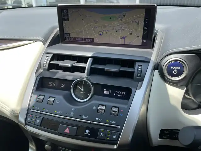 レクサス ＮＸ 300h バージョンL 福岡県 2019(令1)年 4.4万km マーキュリーグレーマイカ サンルーフ　/Lexussafetysense/レーダークルーズコントロール/レーンキープアシスト/ブラインドスポットモニター/ヘッドアップディスプレイ/ハンドルヒーター/三眼ＬＥＤへっどらいと/白革シート/前席エアシート/全席シートヒーター/純正ナビ　/全方位カメラ/フルセグTV/Bluetooth/ヘッドアップディスプレイ/パワーバックドア/純正18インチアルミホイール/ETC2.0/取扱説明書/保証書/エンジンスターターキー/カードキー/スペアキー×1