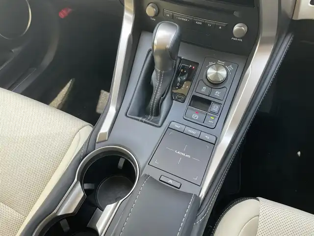 レクサス ＮＸ 300h バージョンL 福岡県 2019(令1)年 4.4万km マーキュリーグレーマイカ サンルーフ　/Lexussafetysense/レーダークルーズコントロール/レーンキープアシスト/ブラインドスポットモニター/ヘッドアップディスプレイ/ハンドルヒーター/三眼ＬＥＤへっどらいと/白革シート/前席エアシート/全席シートヒーター/純正ナビ　/全方位カメラ/フルセグTV/Bluetooth/ヘッドアップディスプレイ/パワーバックドア/純正18インチアルミホイール/ETC2.0/取扱説明書/保証書/エンジンスターターキー/カードキー/スペアキー×1