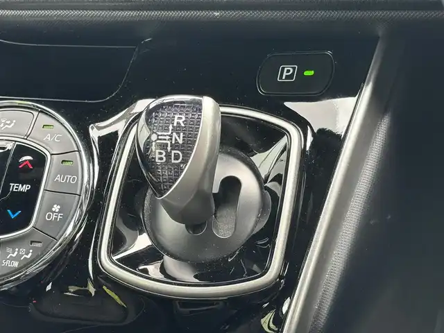 トヨタ ヴォクシー ハイブリッド ZS 煌 宮城県 2018(平30)年 6.8万km ブラック セーフティセンス/・プリクラッシュセーフティ/・レーンディパーチャーアラート/・オートマチックハイビーム/・先行車発進告知機能/純正9インチナビ（NSZT-Y66T）/・CD/DVD/・Bluetooth/・フルセグTV/バックカメラ/ビルトインETC/前席シートヒーター/両側パワースライドドア/革巻きステアリング/クルーズコントロール/ステアリングスイッチ/LEDヘッドランプ/フォグランプ/オートライト/スマートキー＆プッシュスタート/電動格納ミラー/純正16インチAW/純正フロアマット/純正ドアバイザー/Wエアバッグ