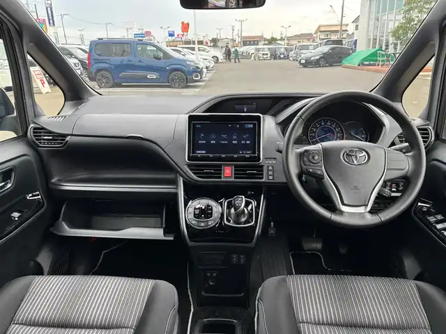 トヨタ ヴォクシー ハイブリッド ZS 煌 宮城県 2018(平30)年 6.8万km ブラック セーフティセンス/・プリクラッシュセーフティ/・レーンディパーチャーアラート/・オートマチックハイビーム/・先行車発進告知機能/純正9インチナビ（NSZT-Y66T）/・CD/DVD/・Bluetooth/・フルセグTV/バックカメラ/ビルトインETC/前席シートヒーター/両側パワースライドドア/革巻きステアリング/クルーズコントロール/ステアリングスイッチ/LEDヘッドランプ/フォグランプ/オートライト/スマートキー＆プッシュスタート/電動格納ミラー/純正16インチAW/純正フロアマット/純正ドアバイザー/Wエアバッグ