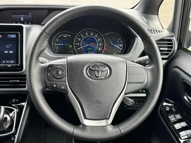 トヨタ ヴォクシー ハイブリッド ZS 煌 宮城県 2018(平30)年 6.8万km ブラック セーフティセンス/・プリクラッシュセーフティ/・レーンディパーチャーアラート/・オートマチックハイビーム/・先行車発進告知機能/純正9インチナビ（NSZT-Y66T）/・CD/DVD/・Bluetooth/・フルセグTV/バックカメラ/ビルトインETC/前席シートヒーター/両側パワースライドドア/革巻きステアリング/クルーズコントロール/ステアリングスイッチ/LEDヘッドランプ/フォグランプ/オートライト/スマートキー＆プッシュスタート/電動格納ミラー/純正16インチAW/純正フロアマット/純正ドアバイザー/Wエアバッグ