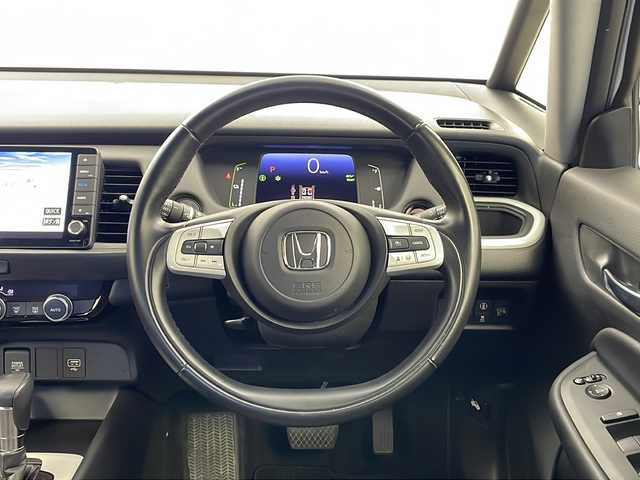 ホンダ フィット e:HEVホーム 栃木県 2021(令3)年 2.7万km プレミアムサンライトホワイトパール 禁煙車/純正ディーラーナビ（VXU-215FTi）/（AM/FM/BT/CD/DVD/フルセグTV）/アダプティブクルーズコントロール/バックカメラ/前後ドライブレコーダー/クリアランスソナー/LEDヘッドライト/オートライト/オートマチックハイビーム/先行車発進お知らせ/路外逸脱抑制制御/レーンキープアシストシステム/オートブレーキホールド/純正フロアマット/プッシュスタート/ドアバイザー/USB接続/ステアリングスイッチ/純正ドアバイザー/プッシュスタート/電動格納ミラー