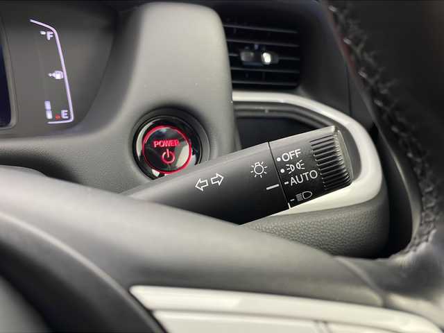 ホンダ フィット e:HEVホーム 栃木県 2021(令3)年 2.7万km プレミアムサンライトホワイトパール 禁煙車/純正ディーラーナビ（VXU-215FTi）/（AM/FM/BT/CD/DVD/フルセグTV）/アダプティブクルーズコントロール/バックカメラ/前後ドライブレコーダー/クリアランスソナー/LEDヘッドライト/オートライト/オートマチックハイビーム/先行車発進お知らせ/路外逸脱抑制制御/レーンキープアシストシステム/オートブレーキホールド/純正フロアマット/プッシュスタート/ドアバイザー/USB接続/ステアリングスイッチ/純正ドアバイザー/プッシュスタート/電動格納ミラー