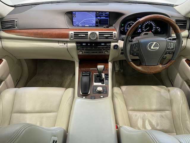 レクサス ＬＳ 600h バージョンC Iパック 宮城県 2012(平24)年 13.2万km ホワイトパールクリスタルシャイン 4WD/レクサスセーフティセンス/・ビークルスタビリティコントロール/・プリクラッシュセーフティー/・トラクションコントロール/・ブラインドスポットモニター/・追従走行付きクルーズコントロール/・レーンディパーチャ－アラート/純正ナビ/フルセグTV、Bluetooth、CD.DVD/バックカメラ/レザーシート/シートヒータ/シートメモリー/ハンドルヒーター/純正ドライブレコーダー/純正ETC/ナイトビュー/LEDヘッドライト/LEDフォグランプ/オートライト/オートマチックハイビーム/オットマン/純正フロアマット/純正アルミホイール
