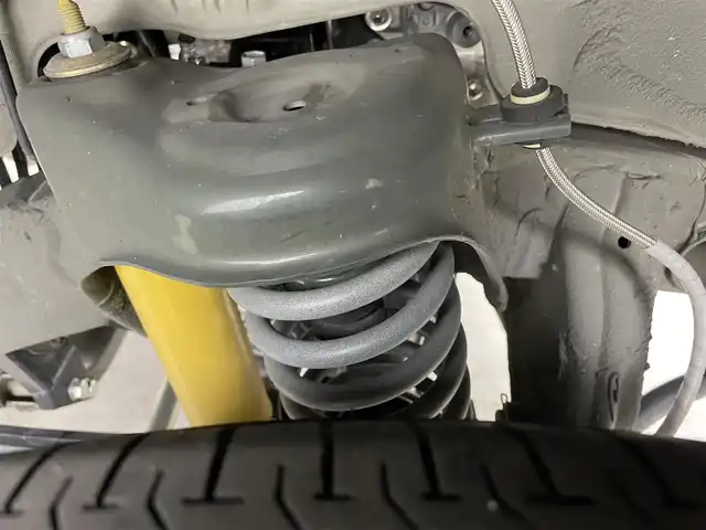 スズキ ジムニー XC 岡山県 2023(令5)年 2.9万km ジャングルグリーン アルパイン9インチナビ/X9NX1/（CD/DVD/TV/BT/USB)/バックカメラ/アルパインミラー型ドライブレコーダー/2インチリフトアップ/社外マフラー/LEDヘッドライト/フォグランプ/オートライト/スズキセーフティーサポート/社外シフト/純正フロアマット/純正ドアバイザー/クルーズコントロール/ETC/取扱説明書/スペアキー×１