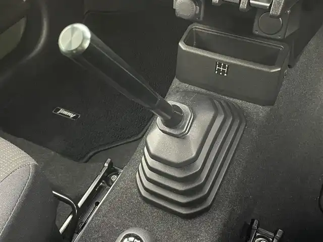 スズキ ジムニー XC 岡山県 2023(令5)年 2.9万km ジャングルグリーン アルパイン9インチナビ/X9NX1/（CD/DVD/TV/BT/USB)/バックカメラ/アルパインミラー型ドライブレコーダー/2インチリフトアップ/社外マフラー/LEDヘッドライト/フォグランプ/オートライト/スズキセーフティーサポート/社外シフト/純正フロアマット/純正ドアバイザー/クルーズコントロール/ETC/取扱説明書/スペアキー×１