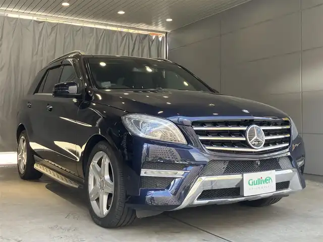 メルセデス・ベンツ ＭＬ３５０ 4マチック AMG スポーツ PKG 東京都 2013(平25)年 7.6万km カバンサイトブルー AMGスポーツパッケージ/スライディングルーフ/純正ナビゲーション/地上デジタルテレビ/全方位・Bモニター/黒レザーシート/Pバックドア/ETC/ドライブレコーダー/スマートキー/シートメモリー・シートヒーター（全席）/純正ルーフレール/純正アルミホイール20インチ/クルーズコントロール/DSR/harman/kardon/ISOFIX/メーカー保証書/取扱説明書
