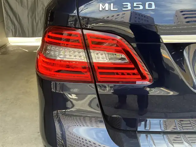メルセデス・ベンツ ＭＬ３５０ 4マチック AMG スポーツ PKG 東京都 2013(平25)年 7.6万km カバンサイトブルー AMGスポーツパッケージ/スライディングルーフ/純正ナビゲーション/地上デジタルテレビ/全方位・Bモニター/黒レザーシート/Pバックドア/ETC/ドライブレコーダー/スマートキー/シートメモリー・シートヒーター（全席）/純正ルーフレール/純正アルミホイール20インチ/クルーズコントロール/DSR/harman/kardon/ISOFIX/メーカー保証書/取扱説明書