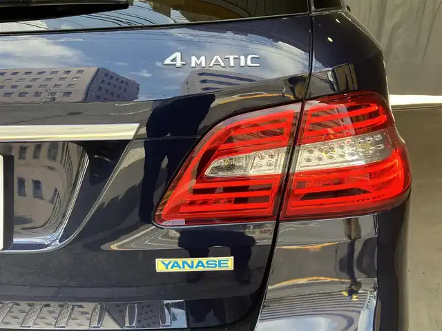 メルセデス・ベンツ ＭＬ３５０ 4マチック AMG スポーツ PKG 東京都 2013(平25)年 7.6万km カバンサイトブルー AMGスポーツパッケージ/スライディングルーフ/純正ナビゲーション/地上デジタルテレビ/全方位・Bモニター/黒レザーシート/Pバックドア/ETC/ドライブレコーダー/スマートキー/シートメモリー・シートヒーター（全席）/純正ルーフレール/純正アルミホイール20インチ/クルーズコントロール/DSR/harman/kardon/ISOFIX/メーカー保証書/取扱説明書
