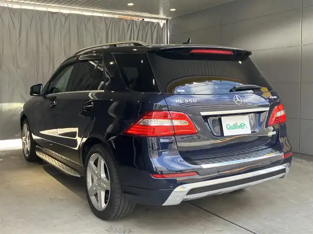 メルセデス・ベンツ ＭＬ３５０ 4マチック AMG スポーツ PKG 東京都 2013(平25)年 7.6万km カバンサイトブルー AMGスポーツパッケージ/スライディングルーフ/純正ナビゲーション/地上デジタルテレビ/全方位・Bモニター/黒レザーシート/Pバックドア/ETC/ドライブレコーダー/スマートキー/シートメモリー・シートヒーター（全席）/純正ルーフレール/純正アルミホイール20インチ/クルーズコントロール/DSR/harman/kardon/ISOFIX/メーカー保証書/取扱説明書