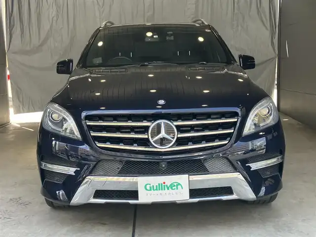 メルセデス・ベンツ ＭＬ３５０ 4マチック AMG スポーツ PKG 東京都 2013(平25)年 7.6万km カバンサイトブルー AMGスポーツパッケージ/スライディングルーフ/純正ナビゲーション/地上デジタルテレビ/全方位・Bモニター/黒レザーシート/Pバックドア/ETC/ドライブレコーダー/スマートキー/シートメモリー・シートヒーター（全席）/純正ルーフレール/純正アルミホイール20インチ/クルーズコントロール/DSR/harman/kardon/ISOFIX/メーカー保証書/取扱説明書