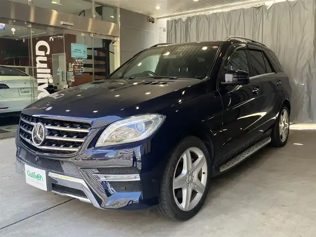 メルセデス・ベンツ ＭＬ３５０ 4マチック AMG スポーツ PKG 東京都 2013(平25)年 7.6万km カバンサイトブルー AMGスポーツパッケージ/スライディングルーフ/純正ナビゲーション/地上デジタルテレビ/全方位・Bモニター/黒レザーシート/Pバックドア/ETC/ドライブレコーダー/スマートキー/シートメモリー・シートヒーター（全席）/純正ルーフレール/純正アルミホイール20インチ/クルーズコントロール/DSR/harman/kardon/ISOFIX/メーカー保証書/取扱説明書