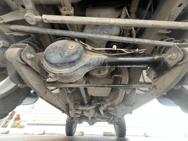 スズキ ジムニー ランドベンチャー 秋田県 2016(平28)年 8.3万km ブルーイッシュブラックパール3 ターボ/４WD/社外メモリナビ（DVD/CD再生可能）/フルセグ/スズキ純正１６インチアルミ（夏タイヤ装着）/リモコンキー/MTモード付AT/運転席シートヒーター/背面タイヤ/ETC/ステアリングスイッチ/純正フロアマット/社外ドアバイザー/パワーステアリング/パワーウィンドウ/ヘッドライトレベライザー/横滑り防止/寒冷地仕様/電動格納ウィンカーミラー/保証書/記録簿