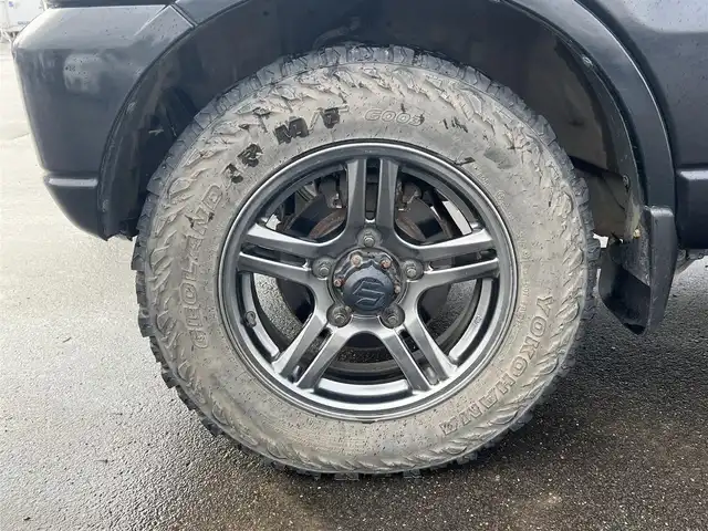 スズキ ジムニー ランドベンチャー 秋田県 2016(平28)年 8.3万km ブルーイッシュブラックパール3 ターボ/４WD/社外メモリナビ（DVD/CD再生可能）/フルセグ/スズキ純正１６インチアルミ（夏タイヤ装着）/リモコンキー/MTモード付AT/運転席シートヒーター/背面タイヤ/ETC/ステアリングスイッチ/純正フロアマット/社外ドアバイザー/パワーステアリング/パワーウィンドウ/ヘッドライトレベライザー/横滑り防止/寒冷地仕様/電動格納ウィンカーミラー/保証書/記録簿