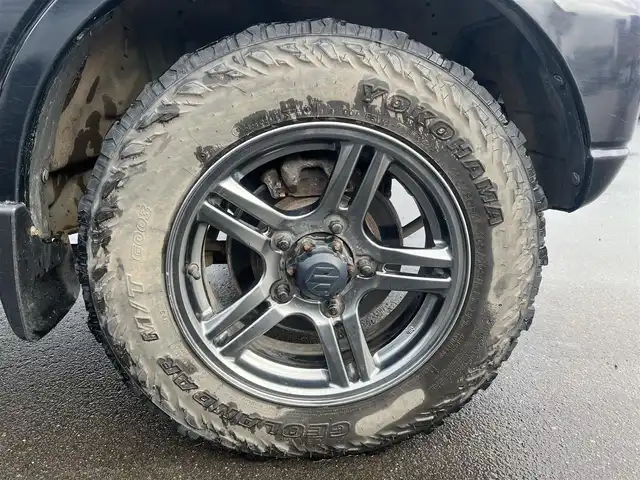 スズキ ジムニー ランドベンチャー 秋田県 2016(平28)年 8.3万km ブルーイッシュブラックパール3 ターボ/４WD/社外メモリナビ（DVD/CD再生可能）/フルセグ/スズキ純正１６インチアルミ（夏タイヤ装着）/リモコンキー/MTモード付AT/運転席シートヒーター/背面タイヤ/ETC/ステアリングスイッチ/純正フロアマット/社外ドアバイザー/パワーステアリング/パワーウィンドウ/ヘッドライトレベライザー/横滑り防止/寒冷地仕様/電動格納ウィンカーミラー/保証書/記録簿