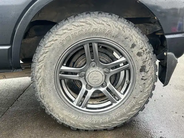 スズキ ジムニー ランドベンチャー 秋田県 2016(平28)年 8.3万km ブルーイッシュブラックパール3 ターボ/４WD/社外メモリナビ（DVD/CD再生可能）/フルセグ/スズキ純正１６インチアルミ（夏タイヤ装着）/リモコンキー/MTモード付AT/運転席シートヒーター/背面タイヤ/ETC/ステアリングスイッチ/純正フロアマット/社外ドアバイザー/パワーステアリング/パワーウィンドウ/ヘッドライトレベライザー/横滑り防止/寒冷地仕様/電動格納ウィンカーミラー/保証書/記録簿