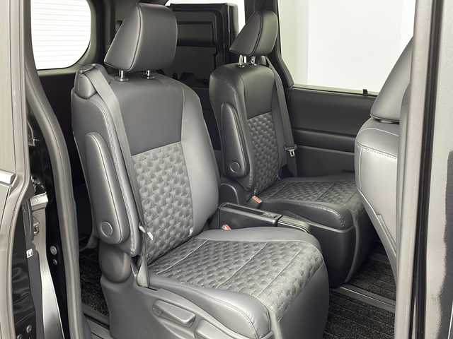 トヨタ ヴォクシー ハイブリッド S－Z 大阪府 2022(令4)年 1.4万km グリッターブラックガラスフレーク 純正10.5incディスプレイオーディオナビ/【フルセグTV/Bluetooth/HDMI/FM/AM/USB】/快適利便パッケージ(High)/・両側ハンズフリーパワースライドドア/・パワーバックドア/・前後シートヒーター/・ステアリングヒーター/・後席オットマン/・nanoe/3眼LEDヘッドライト/ブラインドスポットモニター/AC100Vコンセント/トヨタセーフティセンス/・レーダークルーズコントロール/・プリクラッシュセーフティー/・パーキングサポートブレーキ/・レーンディパーチャーアラート/・オートマチックハイビーム/・ロードサインアシスト/・ドライバー異常対応システム/オートホールド/前後コーナーセンサー/半革シート/後席サンシェード/ISOFIX