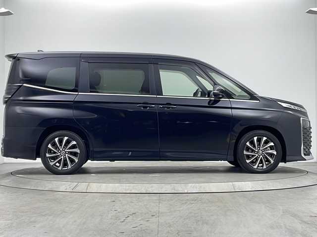 トヨタ ヴォクシー ハイブリッド S－Z 大阪府 2022(令4)年 1.4万km グリッターブラックガラスフレーク 純正10.5incディスプレイオーディオナビ/【フルセグTV/Bluetooth/HDMI/FM/AM/USB】/快適利便パッケージ(High)/・両側ハンズフリーパワースライドドア/・パワーバックドア/・前後シートヒーター/・ステアリングヒーター/・後席オットマン/・nanoe/3眼LEDヘッドライト/ブラインドスポットモニター/AC100Vコンセント/トヨタセーフティセンス/・レーダークルーズコントロール/・プリクラッシュセーフティー/・パーキングサポートブレーキ/・レーンディパーチャーアラート/・オートマチックハイビーム/・ロードサインアシスト/・ドライバー異常対応システム/オートホールド/前後コーナーセンサー/半革シート/後席サンシェード/ISOFIX