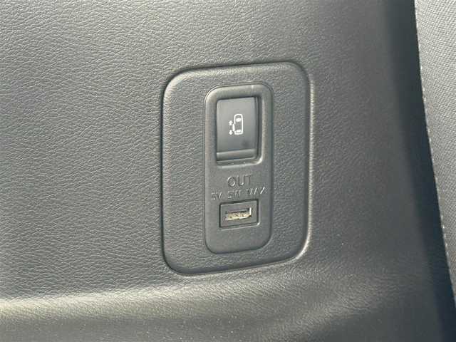日産 セレナ ハイウェイスター 道南・函館 2017(平29)年 5.6万km ブリリアントシルバー ・ワンオーナー/・純正ＳＤナビ（ＢＴ、ＣＤ、ＤＶＤ）/・フルセグＴＶ/・バックカメラ/・両側パワースライドドア/・衝突軽減ブレーキ/・クルーズコントロール/・ＬＥＤヘッドライト/・フロントフォグランプ/・スマートキー/・スペアキー/・プッシュスタート/・純正フロアマット