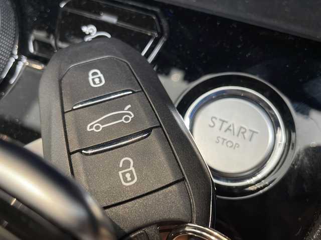 プジョー ３００８ GT ブルー HDi 愛知県 2018(平30)年 4.4万km Ｄグリーン 純正ディスプレイオーディオ（ナビあり）/全方位カメラ/レーダークルーズコントロール/シートヒーター/バックカメラ/パワーシート/コーナーセンサー/純正アルミホイール/ハーフレザーシート/ブラインドスポットモニター/LEDヘッドライト/パドルシフト/オートライト/ドライブレコーダー/ETC/ステアリングスイッチ/スマートキー/プッシュスタート