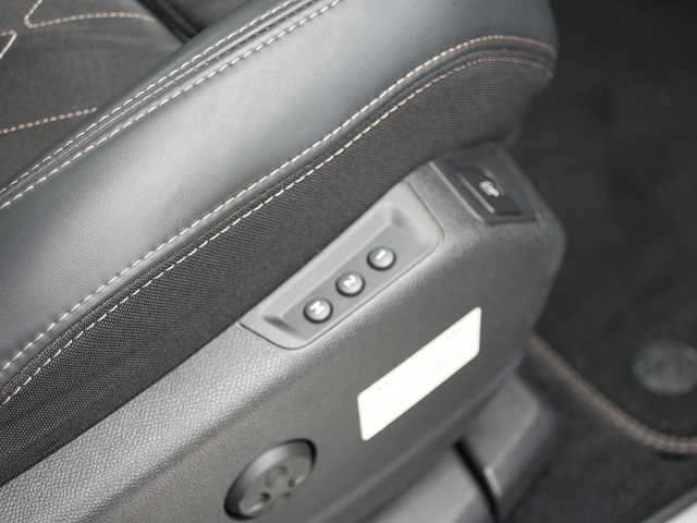プジョー ３００８ GT ブルー HDi 静岡県 2018(平30)年 4.4万km Ｄグリーン アクティブセーフティ軽減ブレーキ/ACCレーンキープ BSM/パノラマサンルーフ/ファーストクラスパッケージ/純正OPナビフルセグTV Bluetooth/パノラマビューカメラ/ハーフレザーシート シートヒーター /運転席メモリーパワーシート　マッサージ機能/パヒュームデュヒューザー/アンビエントライト /パワーバックドア /ワイヤレス充電/DSRCETC