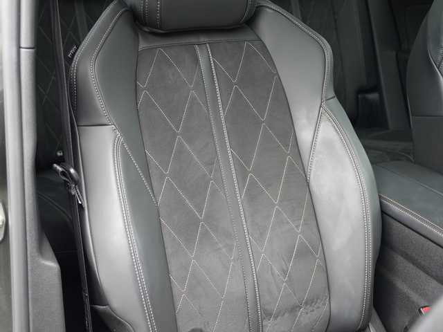 プジョー ３００８ GT ブルー HDi 静岡県 2018(平30)年 4.4万km Ｄグリーン アクティブセーフティ軽減ブレーキ/ACCレーンキープ BSM/パノラマサンルーフ/ファーストクラスパッケージ/純正OPナビフルセグTV Bluetooth/パノラマビューカメラ/ハーフレザーシート シートヒーター /運転席メモリーパワーシート　マッサージ機能/パヒュームデュヒューザー/アンビエントライト /パワーバックドア /ワイヤレス充電/DSRCETC