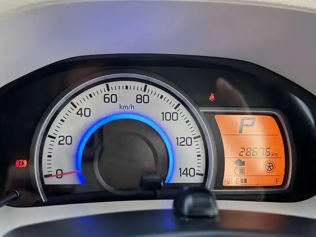スズキ アルト X 福岡県 2016(平28)年 2.9万km シルキーシルバーメタリック 社外7インチメモリナビ【AVN7500S】/　(AM/FM/CD/DVD/Bluetooth/フルセグTV)/運転支援機能/・レーダーブレーキサポート/・誤発進抑制機能/・アイドリングストップ/・エネチャージ/・ふらつき防止機能/純正15インチアルミホイール/シートヒーター（D席）/USBポート/プッシュスタート/アイドリングストップ/純正フロアマット/電格ウィンカーミラー/ドアバイザー/スペアキー×１/保証書/取扱説明書