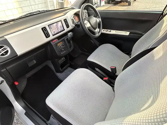 スズキ アルト X 福岡県 2016(平28)年 2.9万km シルキーシルバーメタリック 社外7インチメモリナビ【AVN7500S】/　(AM/FM/CD/DVD/Bluetooth/フルセグTV)/運転支援機能/・レーダーブレーキサポート/・誤発進抑制機能/・アイドリングストップ/・エネチャージ/・ふらつき防止機能/純正15インチアルミホイール/シートヒーター（D席）/USBポート/プッシュスタート/アイドリングストップ/純正フロアマット/電格ウィンカーミラー/ドアバイザー/スペアキー×１/保証書/取扱説明書