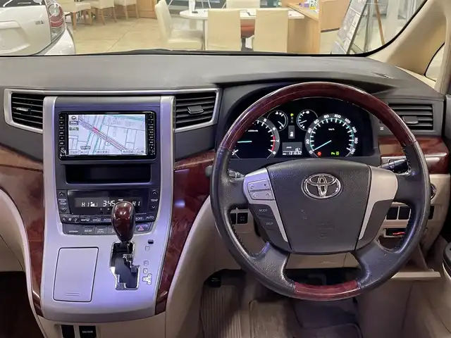 トヨタ アルファード 240X 道央・札幌 2008(平20)年 13.2万km ホワイトパールクリスタルシャイン 4WD/純正ディーラーSDナビ/  (CD/DVD/MD/AM/FM/BT/フルセグ）/ウッドコンピステアリング/左側パワースライドドア/右側イージークローザードア/HIDヘッドライト/フォグライト/12V/120W/ビルトインETC/コーナーセンサー/横滑り防止/フロントワイパーデアイサー/寒冷地仕様/ステアリングスイッチ/オートライト/オールオートパワーウィンドウ/バックカメラ/バニティミラー/純正フロアマット/純正ドアバイザー/電動格納ミラー/スマートキー