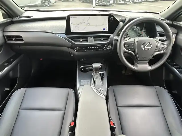 レクサス ＵＸ 和歌山県 2023(令5)年 0.4万km シルバー 三眼LEDヘッドライト/純正ナビ/フルセグTV/パノラミックビューモニター/プリクラッシュセーフティー/レーダークルーズコントロール/レーンディパーチャーアラート/前後ドライブレコーダー/ビルトインETC２．０/純正フロアマット/純正アルミホイール/パワーシート/ポジションメモリー/シートヒーター/ステアリングヒーター/オートライト/オートマチックハイビーム