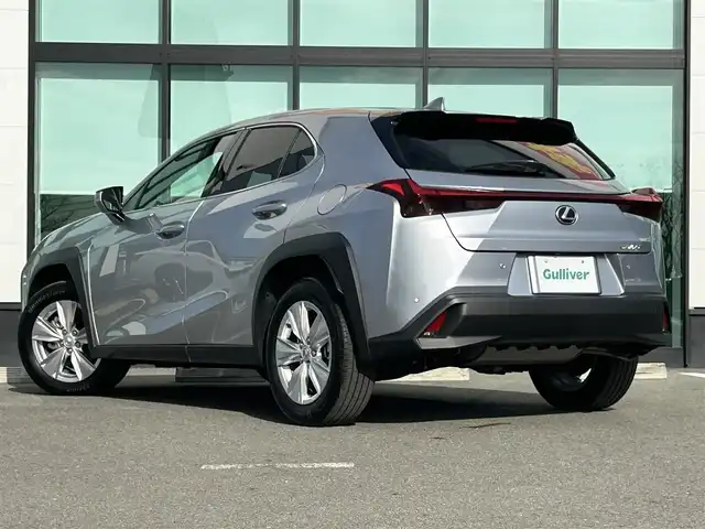 レクサス ＵＸ 和歌山県 2023(令5)年 0.4万km シルバー 三眼LEDヘッドライト/純正ナビ/フルセグTV/パノラミックビューモニター/プリクラッシュセーフティー/レーダークルーズコントロール/レーンディパーチャーアラート/前後ドライブレコーダー/ビルトインETC２．０/純正フロアマット/純正アルミホイール/パワーシート/ポジションメモリー/シートヒーター/ステアリングヒーター/オートライト/オートマチックハイビーム