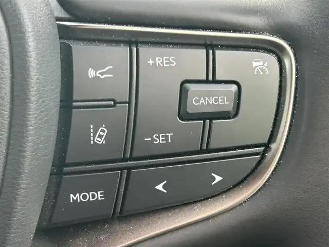 レクサス ＵＸ 和歌山県 2023(令5)年 0.4万km シルバー 三眼LEDヘッドライト/純正ナビ/フルセグTV/パノラミックビューモニター/プリクラッシュセーフティー/レーダークルーズコントロール/レーンディパーチャーアラート/前後ドライブレコーダー/ビルトインETC２．０/純正フロアマット/純正アルミホイール/パワーシート/ポジションメモリー/シートヒーター/ステアリングヒーター/オートライト/オートマチックハイビーム