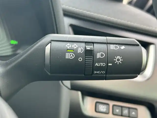 レクサス ＵＸ 和歌山県 2023(令5)年 0.4万km シルバー 三眼LEDヘッドライト/純正ナビ/フルセグTV/パノラミックビューモニター/プリクラッシュセーフティー/レーダークルーズコントロール/レーンディパーチャーアラート/前後ドライブレコーダー/ビルトインETC２．０/純正フロアマット/純正アルミホイール/パワーシート/ポジションメモリー/シートヒーター/ステアリングヒーター/オートライト/オートマチックハイビーム