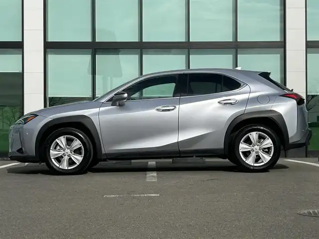 レクサス ＵＸ 和歌山県 2023(令5)年 0.4万km シルバー 三眼LEDヘッドライト/純正ナビ/フルセグTV/パノラミックビューモニター/プリクラッシュセーフティー/レーダークルーズコントロール/レーンディパーチャーアラート/前後ドライブレコーダー/ビルトインETC２．０/純正フロアマット/純正アルミホイール/パワーシート/ポジションメモリー/シートヒーター/ステアリングヒーター/オートライト/オートマチックハイビーム